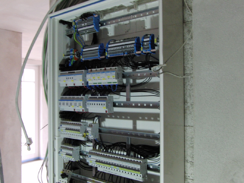 Verdrahten der Verteilerschränke mit KNX-Modulen